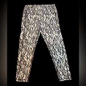 Zyia brilliant pocket zebra leggings 7/8 mid rise